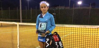 PEKE, con el trofeo de Subcampeona Alevín del octavo torneo del 'XII Circuito de Sevilla', cuya final se ha celebrado hoy domingo en el Club de Tenis Río Grande de Mairena del Aljarafe.