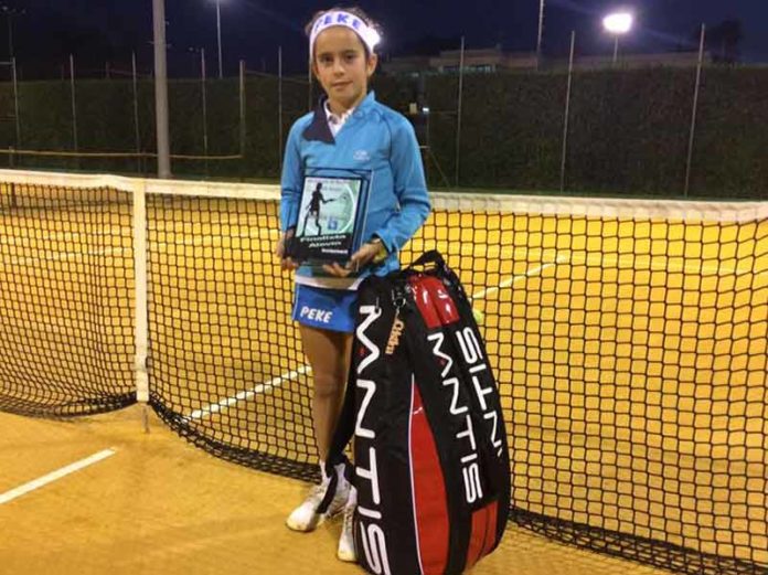 PEKE, con el trofeo de Subcampeona Alevín del octavo torneo del 'XII Circuito de Sevilla', cuya final se ha celebrado hoy domingo en el Club de Tenis Río Grande de Mairena del Aljarafe.