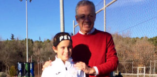 El delegado de la Federación Andaluza de Tenis en Sevilla, Augusto Cera, entrega el trofeo de Campeona del primer torneo del 'V Circuito Tepatos' a PEKE.