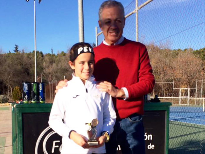 El delegado de la Federación Andaluza de Tenis en Sevilla, Augusto Cera, entrega el trofeo de Campeona del primer torneo del 'V Circuito Tepatos' a PEKE.