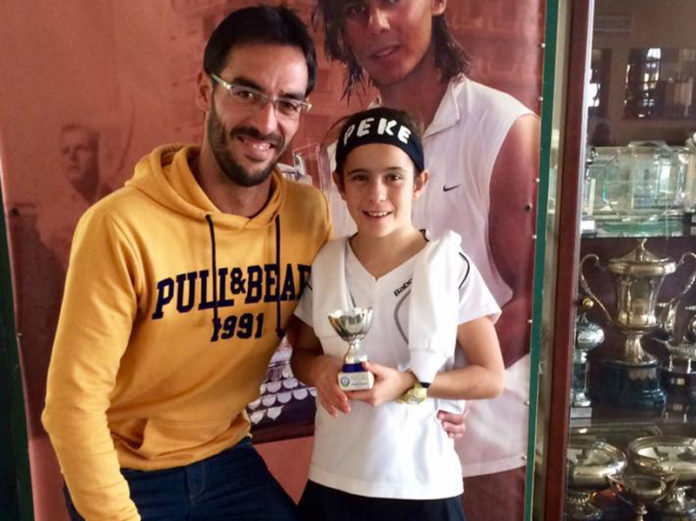 PEKE recibe el trofeo de Subcampeona del III Torneo 'Kia Veyser' de Huelva de manos del árbitro.