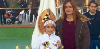 La presidenta del Club de Tenis 'Escudería Alba' entrega a PEKE el trofeo y cordaje como Campeona Infantil del 'I Open de Invierno' de Córdoba.