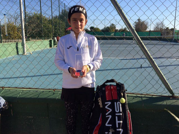 Cristina Mateos 'PEKE', con el trofeo de Subcampeona de la categoría superior Infantil en Utrera.