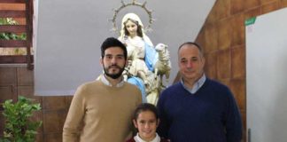 PEKE junto a su tutor y jefe de estudios de su Colegio Calasancias, ante la imagen de la Divina Pastora, presentando sus trofeos de campeona de Andalucía y Sevilla benjamín 2016.