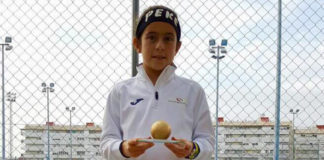 PEKE, con el trofeo de Campeona del primer torneo del 'XIV Circuito de Sevilla'.