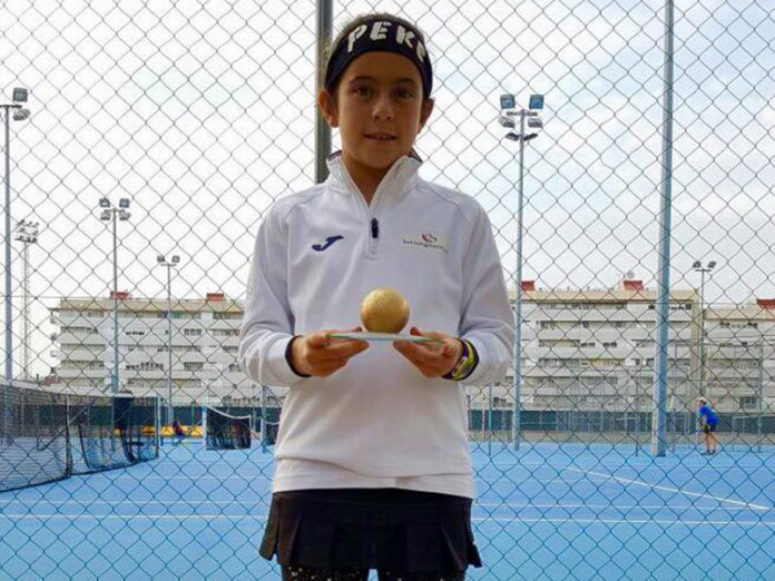 PEKE, con el trofeo de Campeona del primer torneo del 'XIV Circuito de Sevilla'.