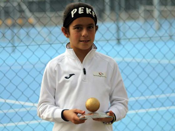 PEKE, con el trofeo de Campeona del primer torneo del 'XIV Circuito de Sevilla'.