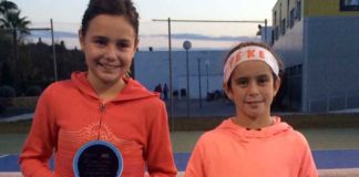 PEKE, con el trofeo de Campeona Sub-11 de la 'VIII Copa de Invierno' de la Federación Andaluza de Tenis, junto a la finalista Elena Morales.