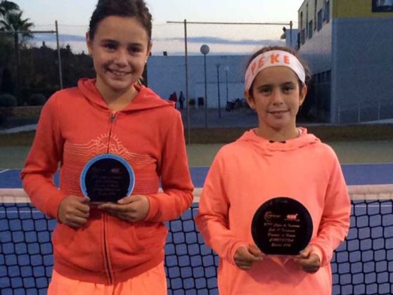 PEKE, con el trofeo de Campeona Sub-11 de la 'VIII Copa de Invierno' de la Federación Andaluza de Tenis, junto a la finalista Elena Morales.