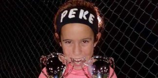 PEKE, con los trofeos de Campeona Benjamín y Alevín del 'I Torneo de Navidad' de Jerez.