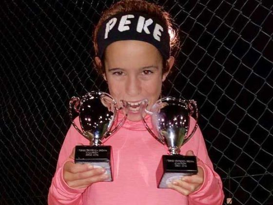 PEKE, con los trofeos de Campeona Benjamín y Alevín del 'I Torneo de Navidad' de Jerez.