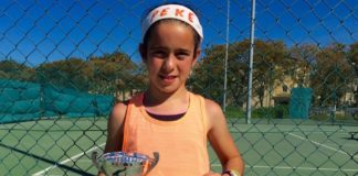 PEKE, con el trofeo y el cheque de 30€ como Campeona alevín de Torneo de Jerez.