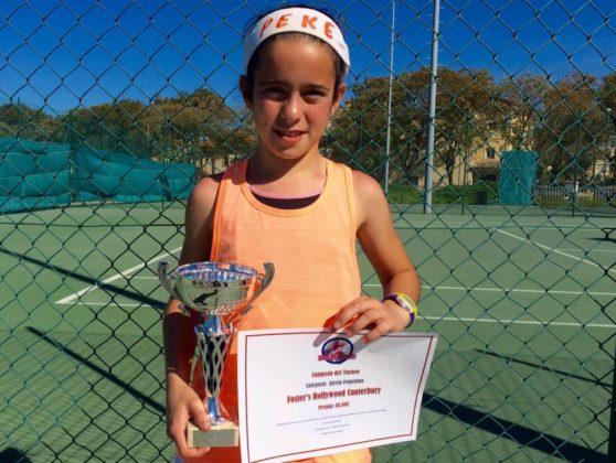 PEKE, con el trofeo y el cheque de 30€ como Campeona alevín de Torneo de Jerez.