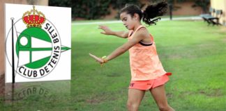 PEKE, con el equipo alevín femenino del Club Tenis Betis durante 2017.