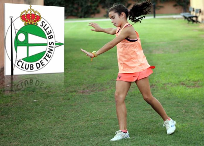 PEKE, con el equipo alevín femenino del Club Tenis Betis durante 2017.