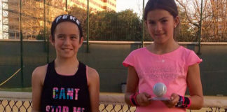 PEKE, con el trofeo de Campeona alevín del torneo, junto a la finalista Paola González Saavedra.