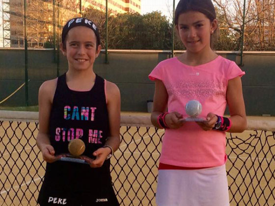 PEKE, con el trofeo de Campeona alevín del torneo, junto a la finalista Paola González Saavedra.