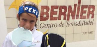 PEKE, con el trofeo de Campeona de la Babolat Cup Andalucía-Occidental y una mochila-raquetero de regalo.