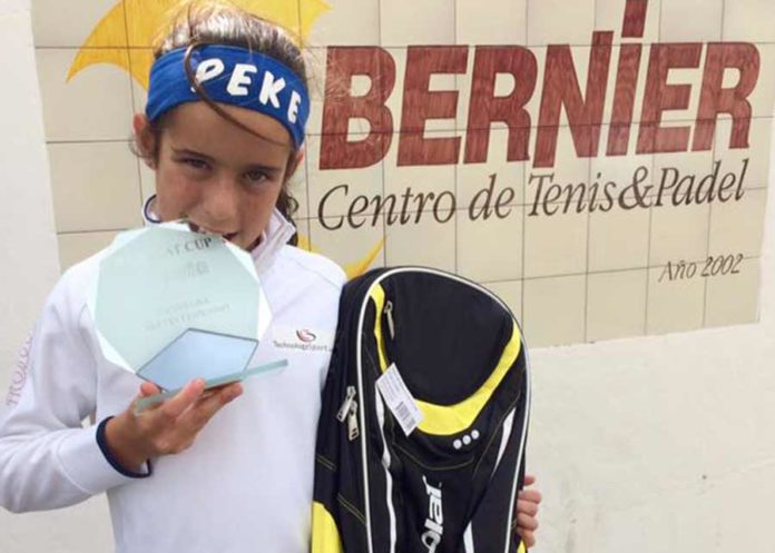 PEKE, con el trofeo de Campeona de la Babolat Cup Andalucía-Occidental y una mochila-raquetero de regalo.