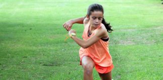 PEKE, ejercitando brazos y piernas antes de entrar a jugar un partido en un torneo.