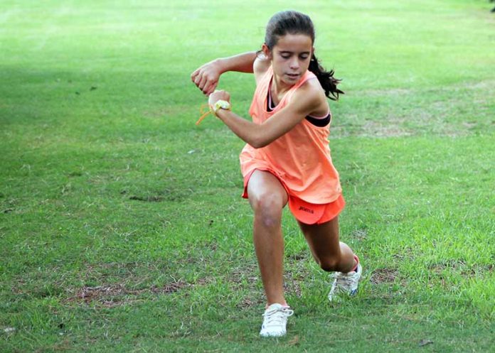 PEKE, ejercitando brazos y piernas antes de entrar a jugar un partido en un torneo.