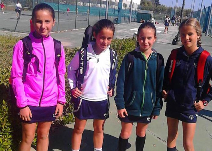 Las cuatro tenistas del equipo Club Tenis Betis, en las pistas de Jerez.