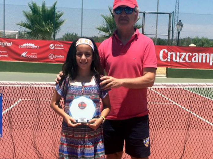 Con el trofeo de Campeona alevín en el torneo de Palma del Río.