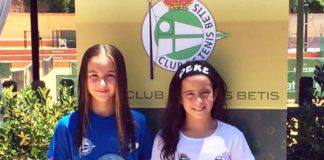 PEKE, con el nuevo trofeo de campeona, venciendo en la final a Inma Sanromán en el Club Tenis Betis.