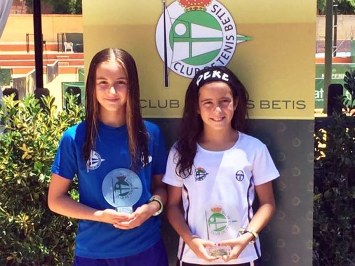 PEKE, con el nuevo trofeo de campeona, venciendo en la final a Inma Sanromán en el Club Tenis Betis.