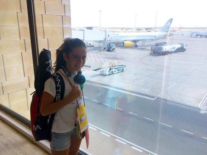 PEKE, en la sala de embarque para coger por primera vez a sus 11 años un avión sola con destino Alicante para jugar el Master nacional TTK.